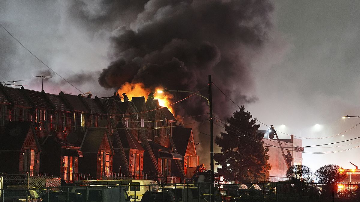 El humo se eleva mientras los socorristas trabajan en el lugar de los hechos tras estrellarse una avioneta en Filadelfia, 31 de enero de 2025.